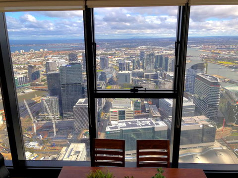 ON TOP OF THE WORLD - BEST VIEWS IN MELBOURNE !! - Accommodation Georgetown 2