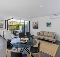 Oxford Steps - Executive 2BR Bulimba Apartment Across from the Park on Oxford St - Accommodation Georgetown