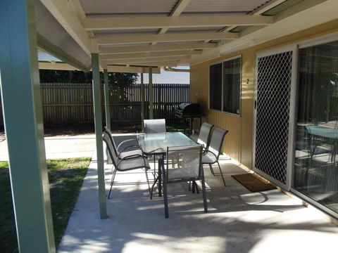 Palmgrove 2 - Rainbow Beach, Pet Friendly, Fully Fenced, Air Conditioned, Five Minutes To Beach - Accommodation Georgetown 2