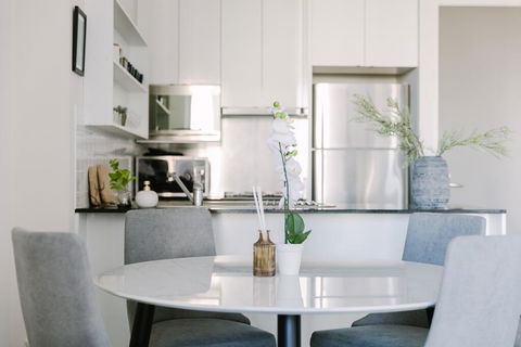 Perfect Location, Spacious 2BR Apt Near Flinders Station - Accommodation Georgetown 2