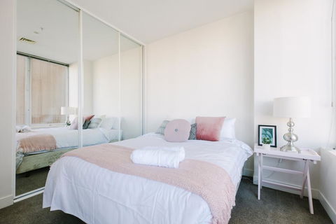 Perfect Location, Spacious 2BR Apt Near Flinders Station - Accommodation Georgetown 1