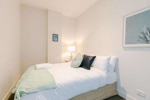 Perfect Location, Spacious 2BR Apt Near Flinders Station - Accommodation Georgetown 3