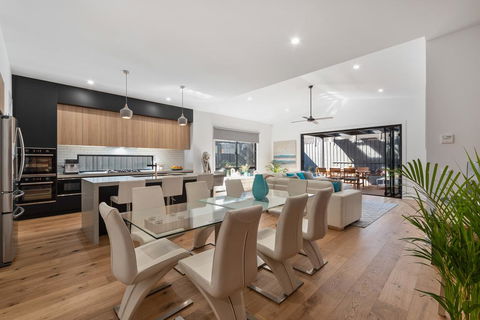 Portrush Luxury Villa - Accommodation Georgetown 2