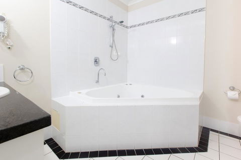REGAL 32 APARTMENT - SPA BATH - Macrossan St - Accommodation Georgetown 2