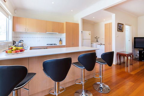 RENOVATED BEACH BEAUTY - ROSEBUD - Accommodation Georgetown 2