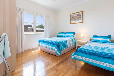 RENOVATED BEACH BEAUTY - ROSEBUD - Accommodation Georgetown 1