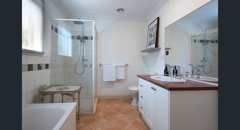 Roalies Farm House - Accommodation Georgetown 2
