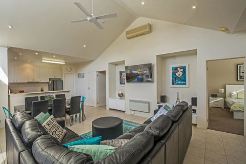 Sails On Chapel Cowes + WiFi - Accommodation Georgetown 1