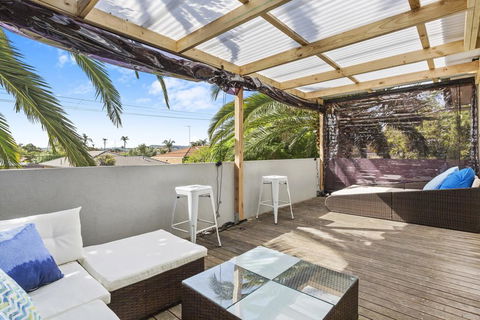 SANTORINI BEACH HOUSE - SAFETY BEACH - Accommodation Georgetown 3