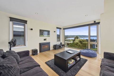 SEA SPECTACULAR - Seconds From The Beach! - Accommodation Georgetown 2