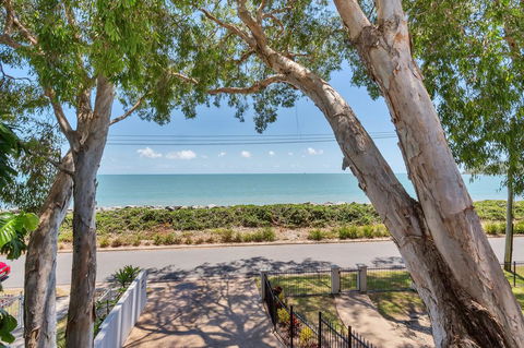 Seascape Luxury Beachfront House - Accommodation Georgetown 2
