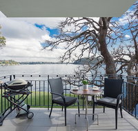 Serene And Stylish Harbourside Apartment - Accommodation Georgetown
