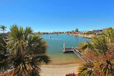 Serenity Waters 6 - Pristine 2 BDRM Apt With Water Views - Accommodation Georgetown 2
