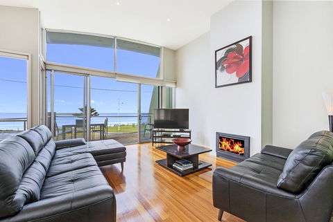 Shemara - Idyllic East Beach Property With Multiple Living Areas - Accommodation Georgetown 2