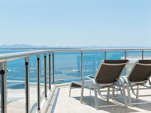 Shoal Bay Penthouse With Views And Resort Facilities - Accommodation Georgetown 0