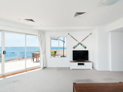 Shoal Bay Penthouse With Views And Resort Facilities - Accommodation Georgetown 2