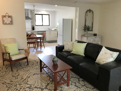Sinclair - Rainbow Beach, Modern Beach House Close To Everything, Free Wi-Fi - Accommodation Georgetown 3