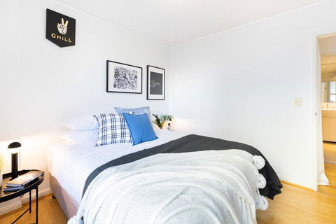 Sleek Modern Apartment Close To Everything - Accommodation Georgetown 1