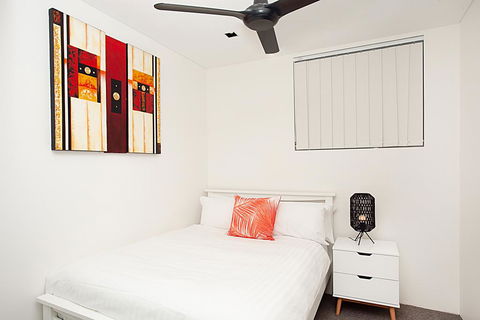 Sleek Modern Apartment In The Heart Of Manly - Accommodation Georgetown 3
