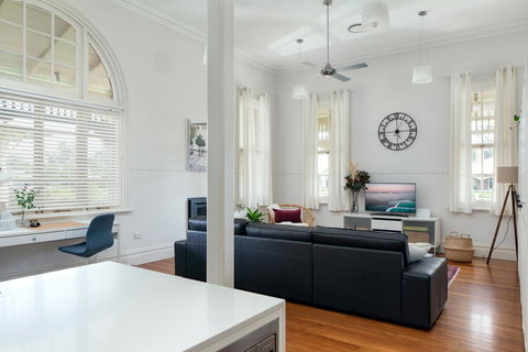 Spacious 2-bed, 2-bath Home With Parking And Balcony - Accommodation Georgetown 0