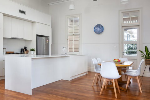 Spacious 2-bed, 2-bath Home With Parking And Balcony - Accommodation Georgetown 1