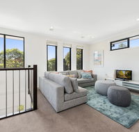 Spacious 4-Bed House with Parking and Backyard - Accommodation Georgetown