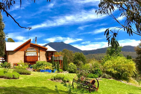 STUNNING HOME WITH AMAZING VIEWS - Just 20 Mins To The City And Only 10 To MONA! - Accommodation Georgetown 1