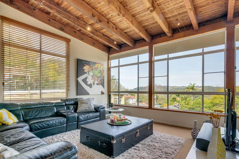 STYLISH & RELAXED LAKE HOME // NARRABEEN - Accommodation Georgetown 2