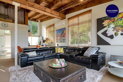 STYLISH & RELAXED LAKE HOME // NARRABEEN - Accommodation Georgetown 0