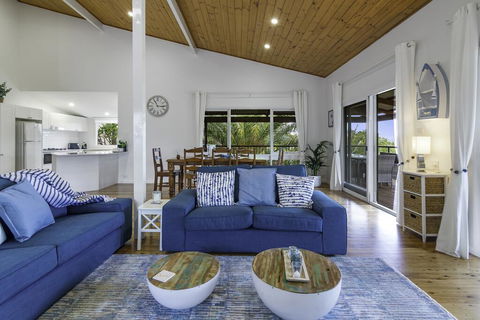 Stylish Renovated Home - Ocean Views - Fireplace - Accommodation Georgetown 3