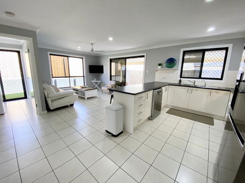 STYLISH RESIDENCE, LARGE PRIVATE YARD - CLOSE TO DREAMWORLD - Accommodation Georgetown 2