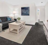 Stylish Split Level Apartment 13 Minutes From City - Accommodation Georgetown