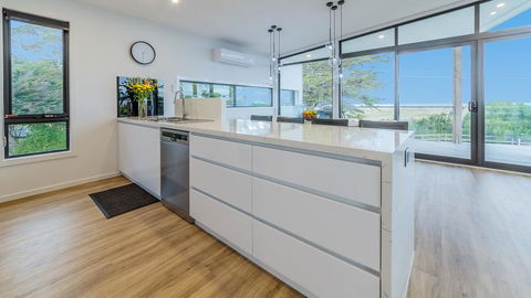 SWEEPING VIEWS - FREE WIFI & NETFLIX - PET FRIENDLY (OUTSIDE ONLY) - Accommodation Georgetown 3