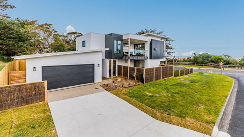 SWEEPING VIEWS - FREE WIFI & NETFLIX - PET FRIENDLY (OUTSIDE ONLY) - Accommodation Georgetown 0
