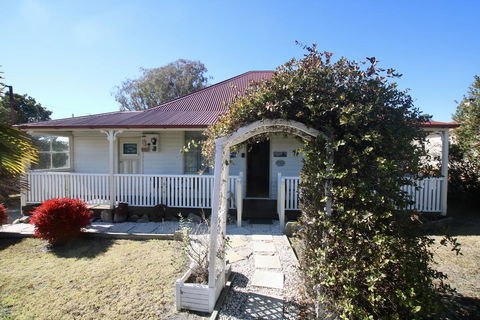 Tenterfield Historic C1895 Cottage - Accommodation Georgetown 1