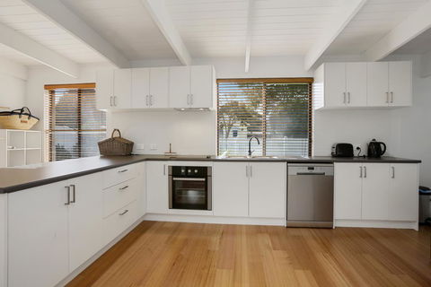 THE ASHMAN HOUSE - Modern And Close To Town - Accommodation Georgetown 2