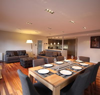Sunny 3 Bedroom Apartment in Sandy Bay - Accommodation Georgetown