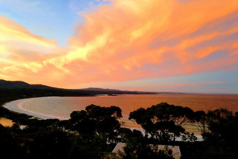 DOLPHIN LOOKOUT COTTAGE - Amazing Views Of The Bay Of Fires - Accommodation Georgetown 0