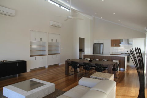 The Carnarvon Luxury Canal Home - Accommodation Georgetown 3