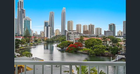 The Emerald Surfers Paradise - Accommodation Georgetown 1