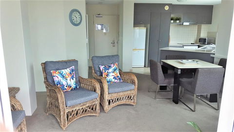The Emerald Surfers Paradise - Accommodation Georgetown 2
