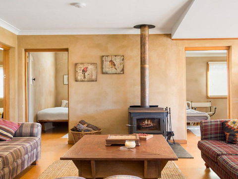 The Farmhouse - Grape Vines And Rolling Green Hills - Accommodation Georgetown 2