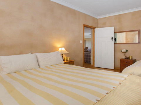 The Farmhouse - Grape Vines And Rolling Green Hills - Accommodation Georgetown 1