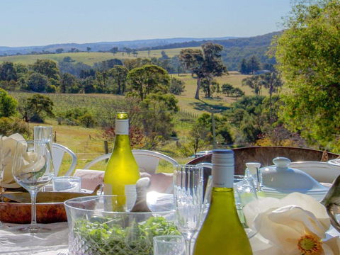 The Farmhouse - Grape Vines And Rolling Green Hills - Accommodation Georgetown 0