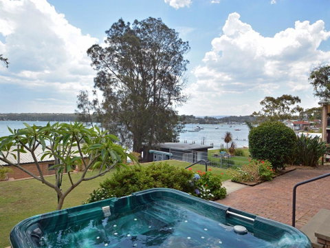 The House On The Lake @ Fishing Point, Lake Macquarie - Honestly Put The Line In And Catch Fish - Accommodation Georgetown 1
