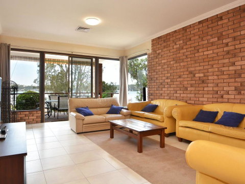 The House On The Lake @ Fishing Point, Lake Macquarie - Honestly Put The Line In And Catch Fish - Accommodation Georgetown 3