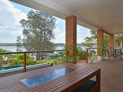 The House On The Lake @ Fishing Point, Lake Macquarie - Honestly Put The Line In And Catch Fish - Accommodation Georgetown 0