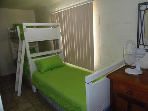 The Red Piranha - Rainbow Beach, Close To Everything, Air Con And Pet Friendly - Accommodation Georgetown 2
