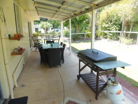 The Red Piranha - Rainbow Beach, Close To Everything, Air Con And Pet Friendly - Accommodation Georgetown 3