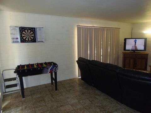The Red Piranha - Rainbow Beach, Close To Everything, Air Con And Pet Friendly - Accommodation Georgetown 1